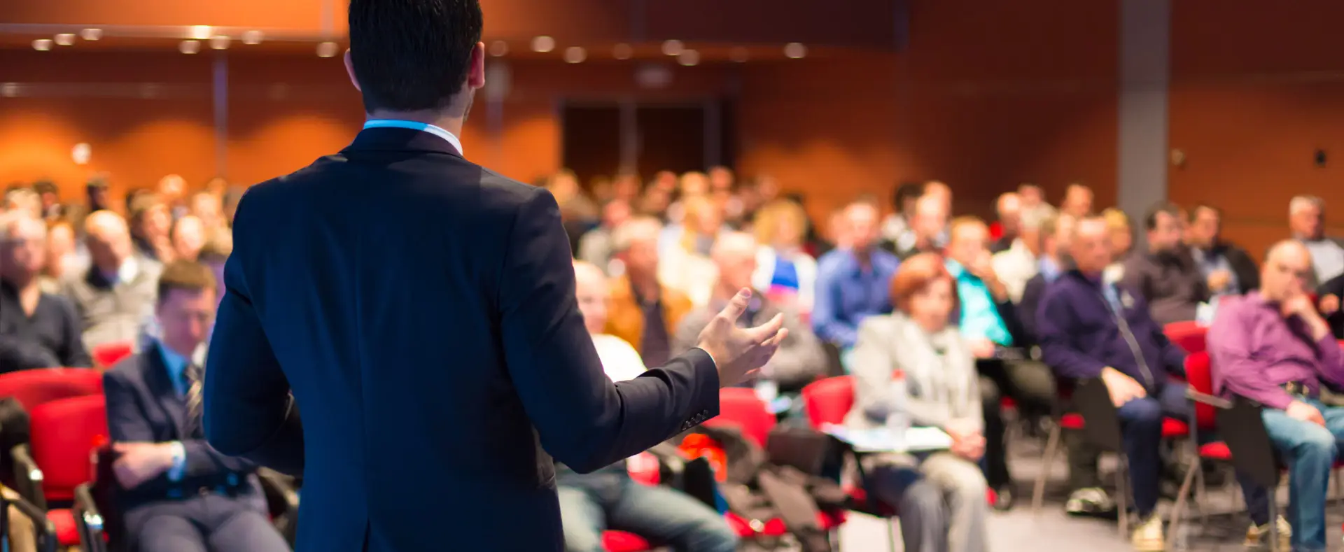 Voedingsdeskundige geeft educatieve lezing over voeding voor bedrijven en instellingen