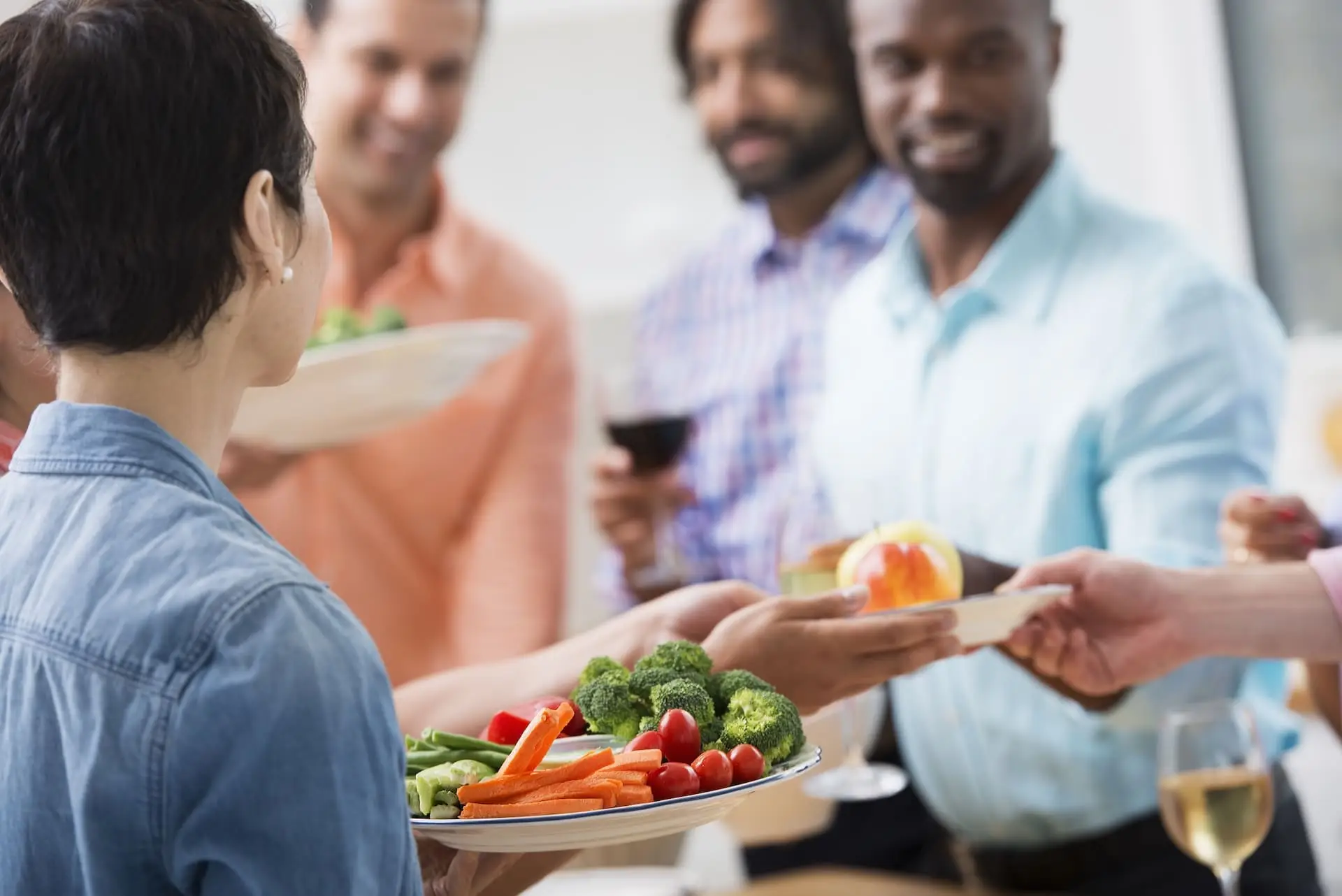 a-working-salad-lunch-for-colleagues-in-open-plan-2023-11-27-05-11-48-utc