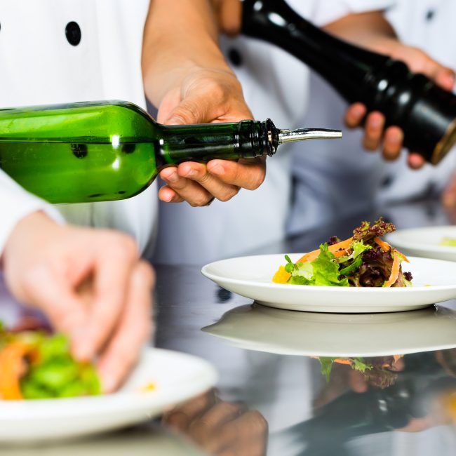 Aziatische chef-kok in restaurantkeuken.