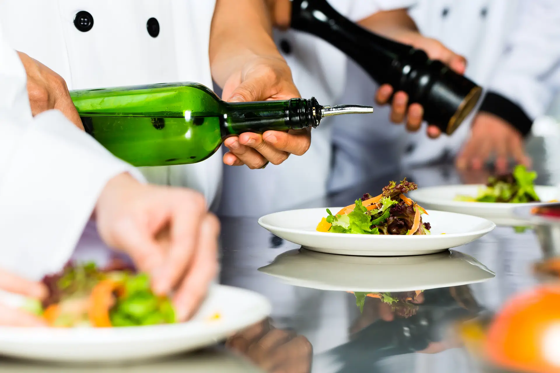 Aziatische chef-kok in restaurantkeuken.