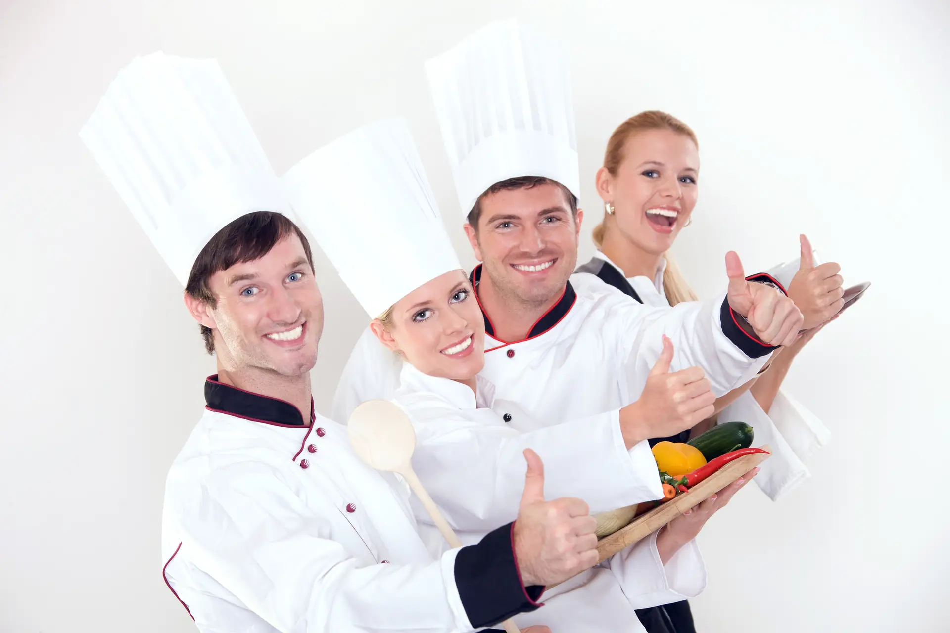Blij restaurantpersoneel dat een duim omhoog steekt