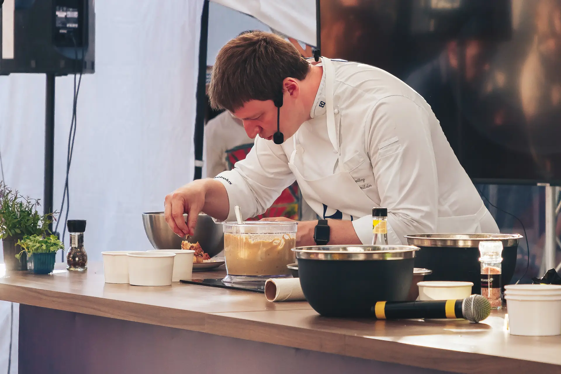 De chef-kok laat zien hoe je eten kunt koken.