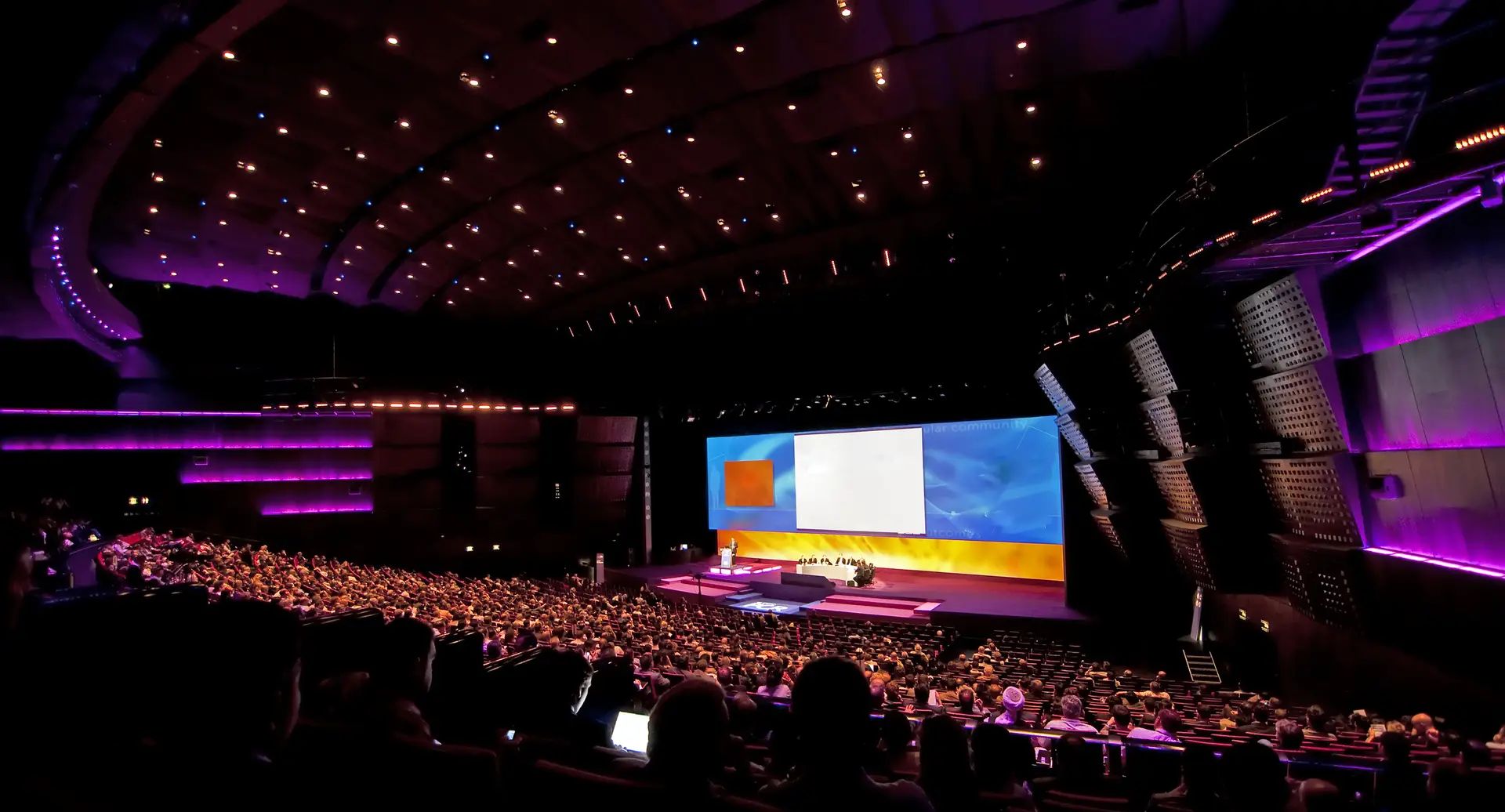 Een conferentiezaal met publiek