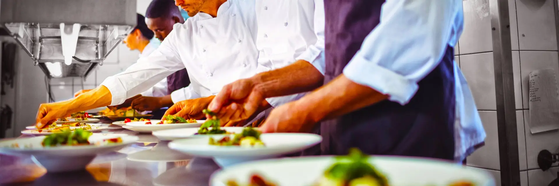 Een professioneel keukenteam dat samenwerkt aan een werktafel