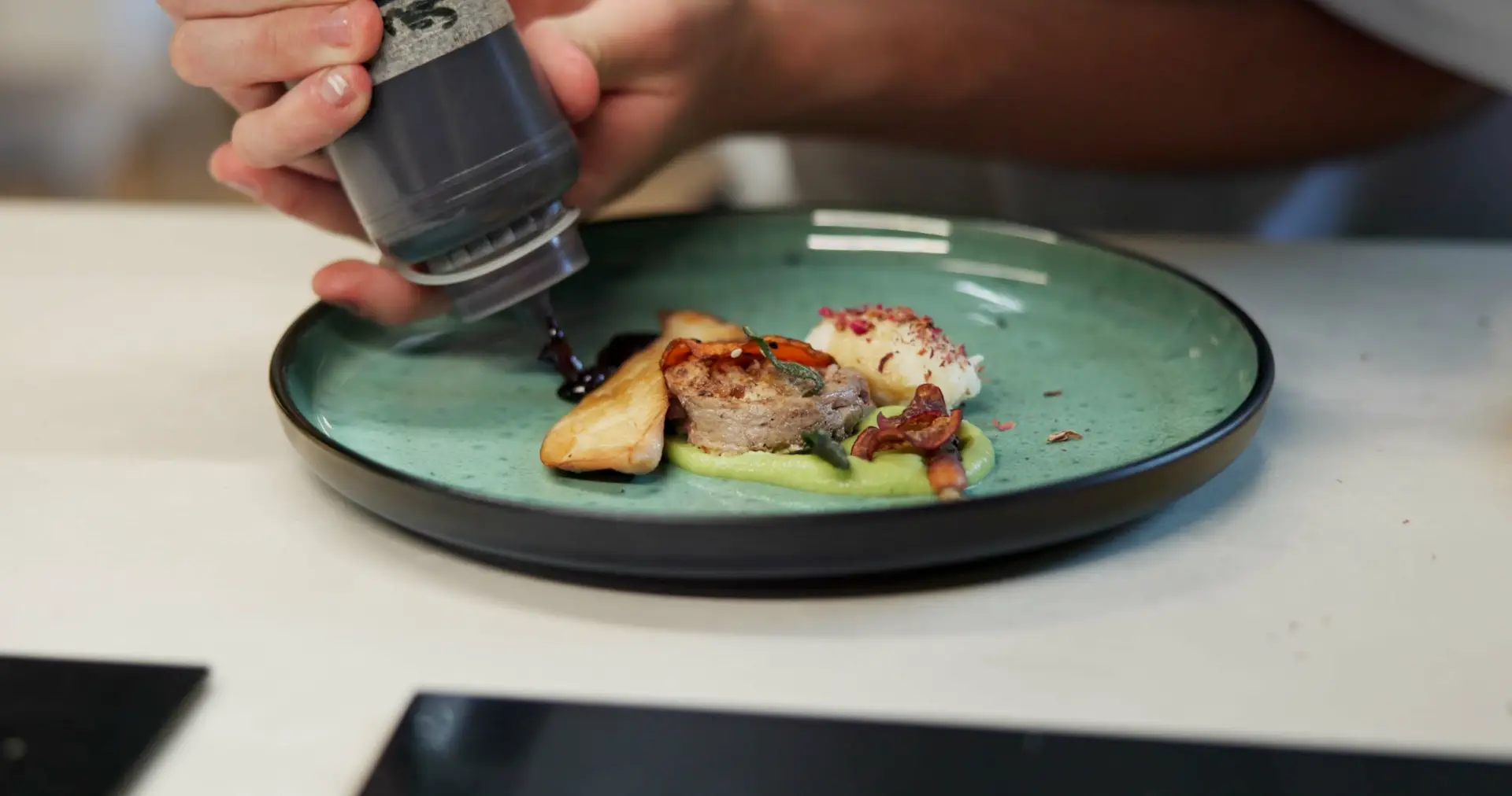 Handen, voedsel of het bereiden van gerechten voor fine dining