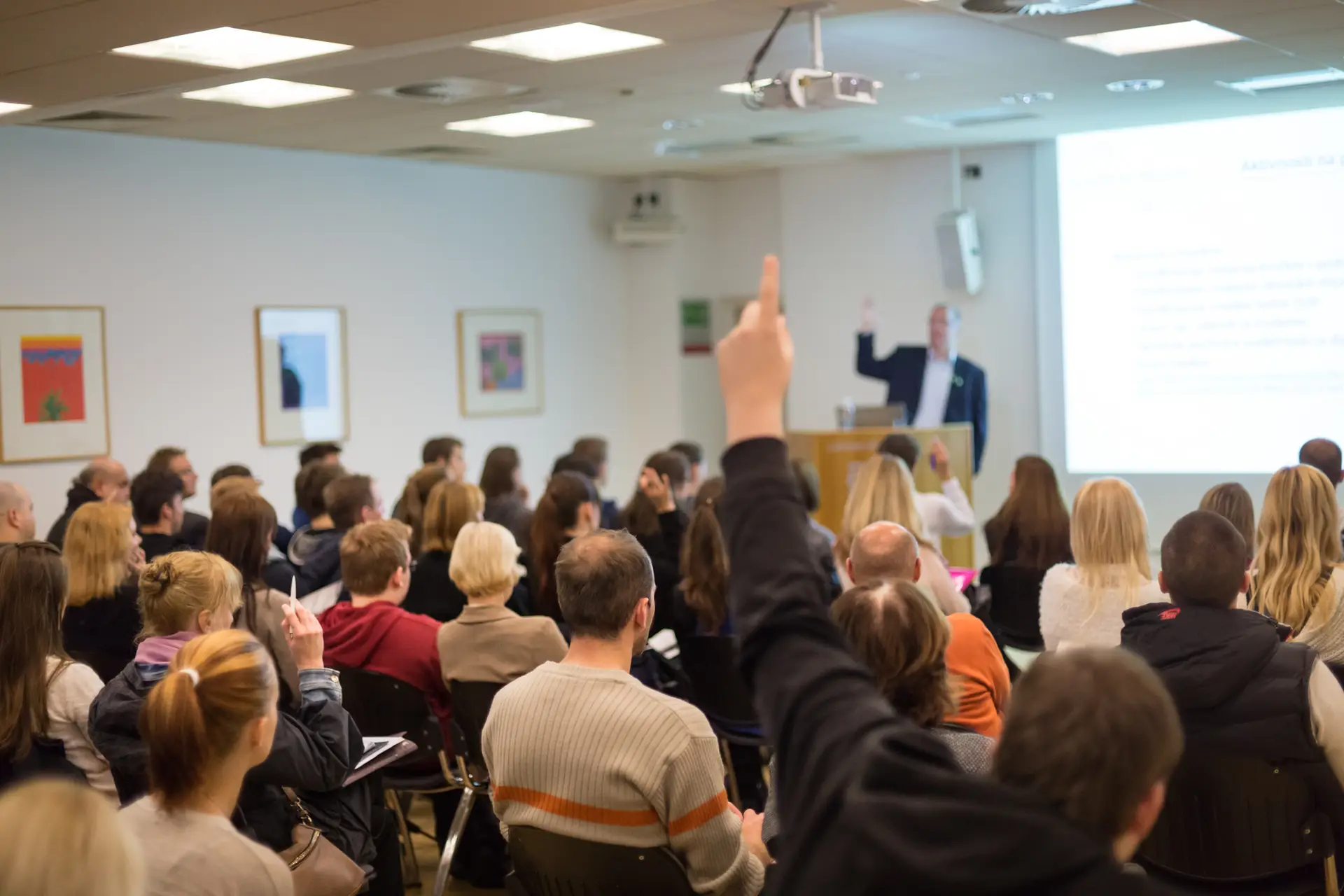Publiek in de conferentiezaal. Ik heb een vraag