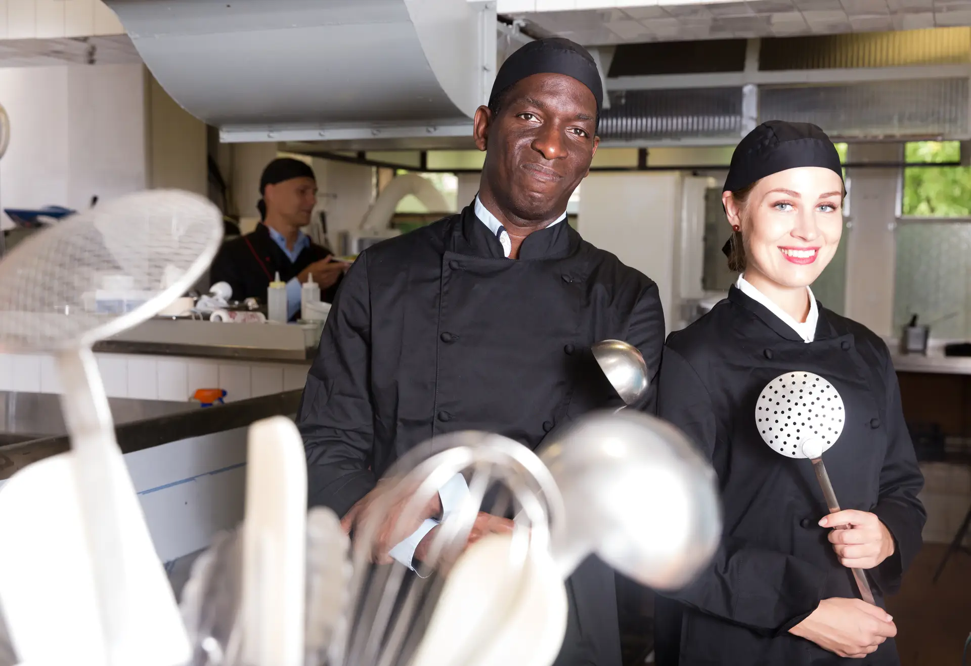 Twee lachende chefs in een professionele keuken