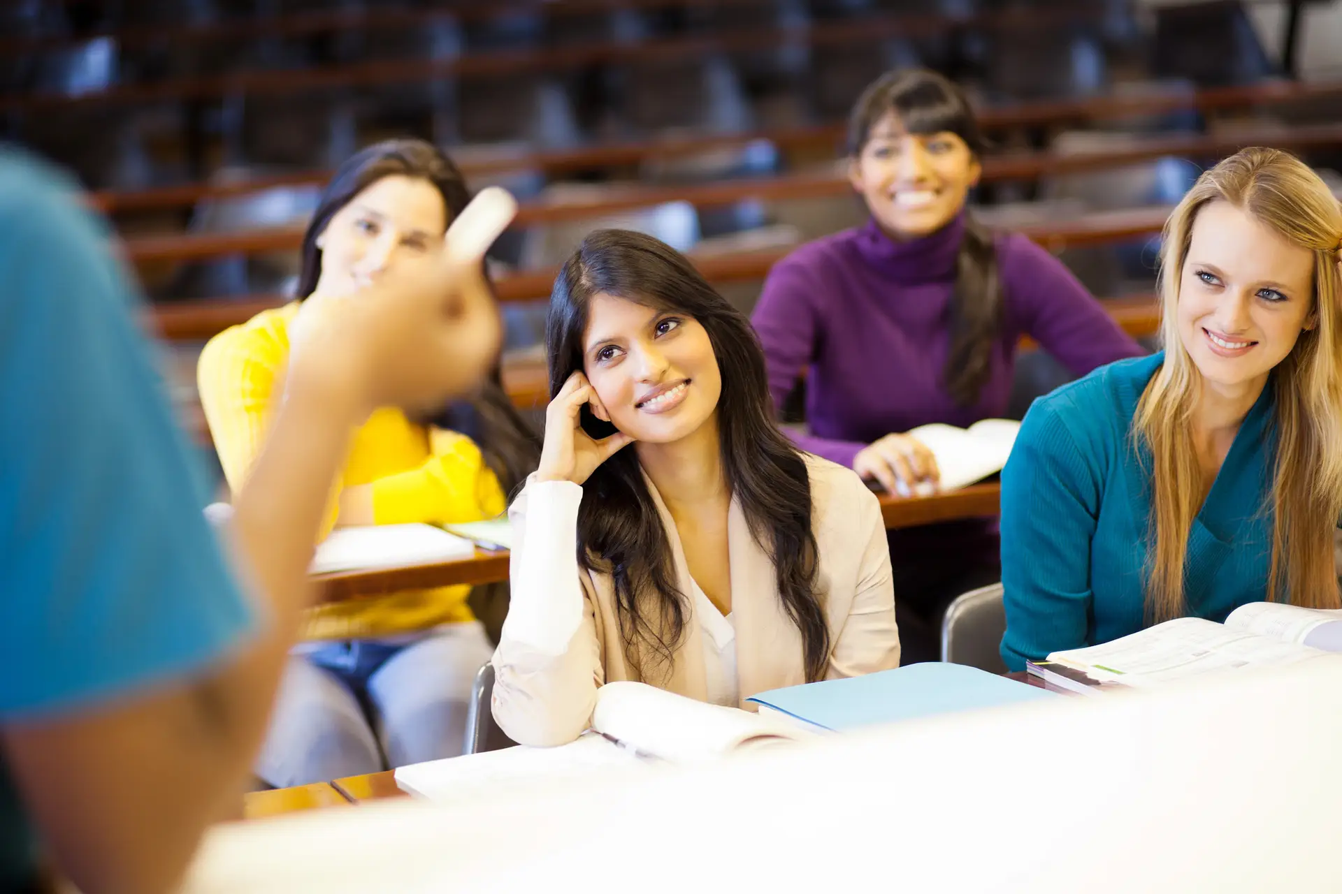 Universitair docent geeft les aan groep studenten in klaslokaal