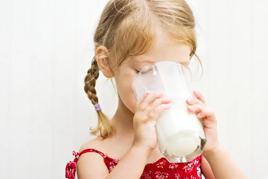 Kind drinkt een glas melk. Melk en the china study