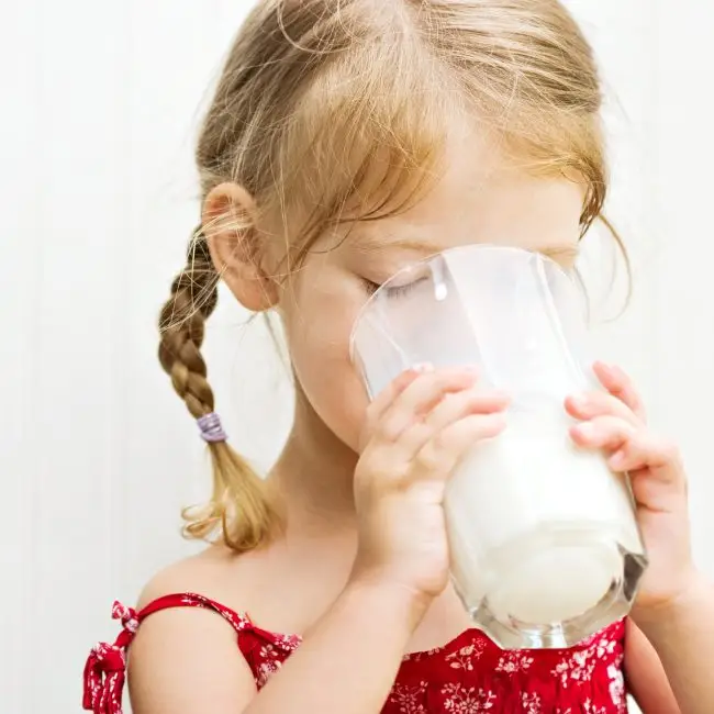 Kind drinkt een glas melk. Melk en the china study