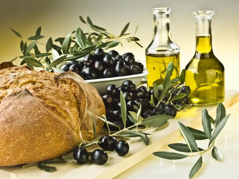 Dagelijkse voedingsmiddelen zoals brood en olijfolie die het huidige eetpatroon weerspiegelen, zonder gebruik van margarine.