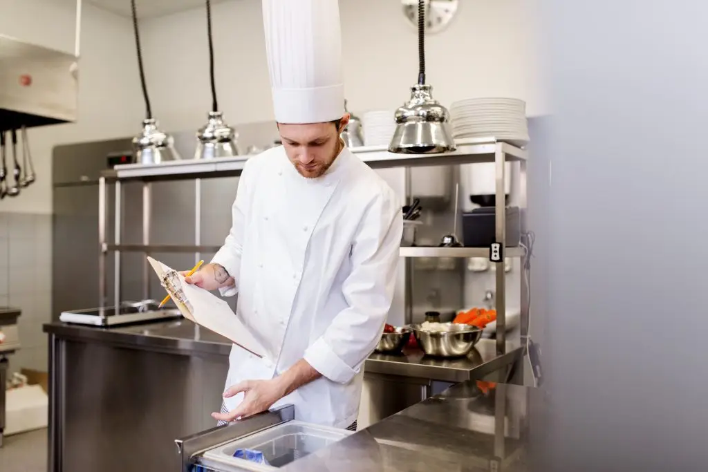 Keukenteam werkt gestructureerd met toegewezen productiefiches per medewerker