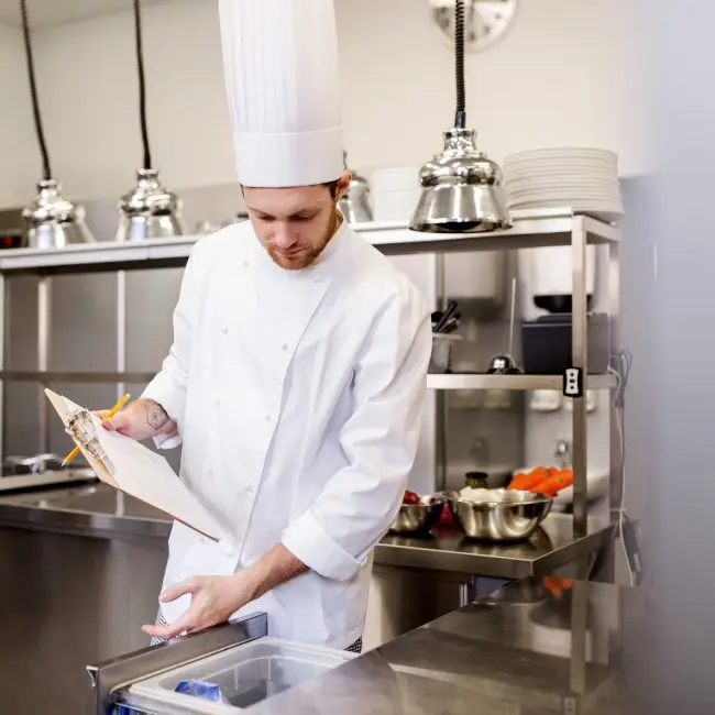Keukenteam werkt gestructureerd met toegewezen productiefiches per medewerker