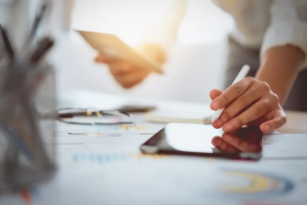 Keukenmedewerker controleert werkfiche