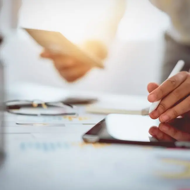 Keukenmedewerker controleert werkfiche