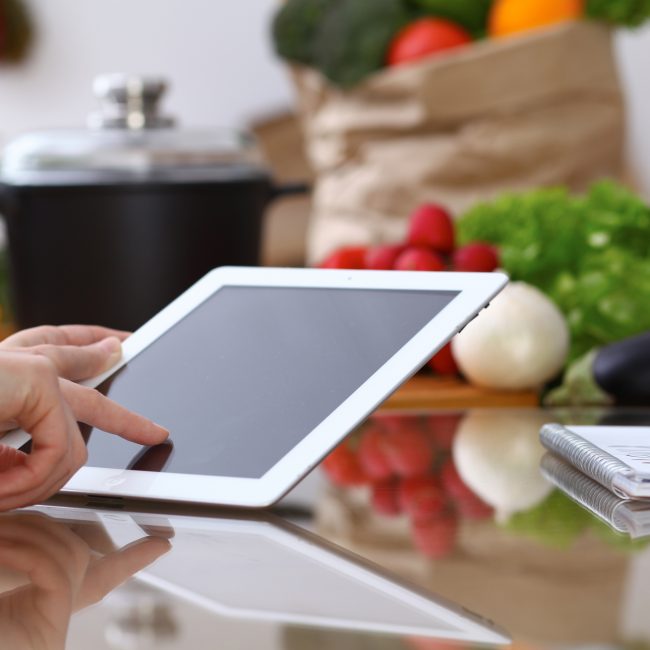 Chef in professionele keuken met persoonlijke productiefiche voor dagplanning