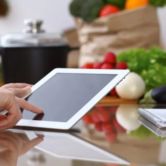 Chef in professionele keuken met persoonlijke productiefiche voor dagplanning