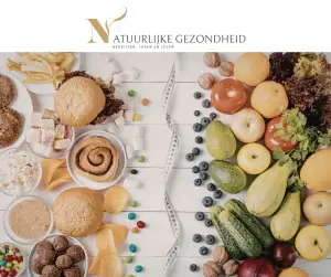 Contrast tussen ultra-bewerkte voeding zoals hamburgers en snoep, en natuurlijke producten zoals groenten, fruit en noten – symbool voor gezonde keuzes.