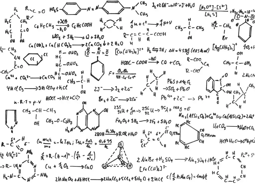 Handgeschreven chemische structuren en reactievergelijkingen die de moleculaire complexiteit van bewerkte voeding symboliseren.