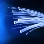 abstracte lichtbundels die signaaloverdracht en verbinding symboliseren in het lichaam