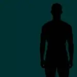 Silhouet van een menselijk lichaam in rust met donkere achtergrond, verwijzend naar het ontbreken van activatie bij eiwitsynthese