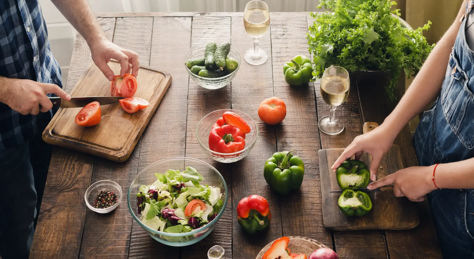 Deelnemers bereiden verse groenten tijdens workshop gezonde voeding